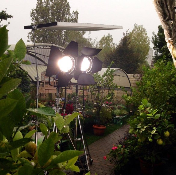 Shooting realizzato in una grigia giornata di pioggia: un sacco di luci (queste solo una parte) per rendere primaverile il tutto...